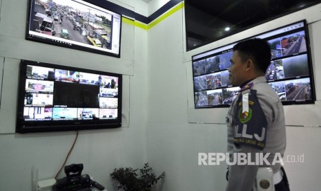 Petugas Dinas Perhubungan melakukan pengecekan volume kendaraan melalui CCTV di Posko Induk, Jalan Nagreg, Kabupaten Bandung, Selasa (20/6).