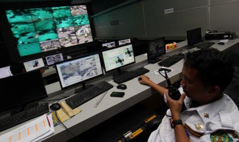 Petugas Dinas Perhubungan memantau titik keramaian melalui cctv di Area Traffic Control System (ATCS) Medan, Sumatera Utara.