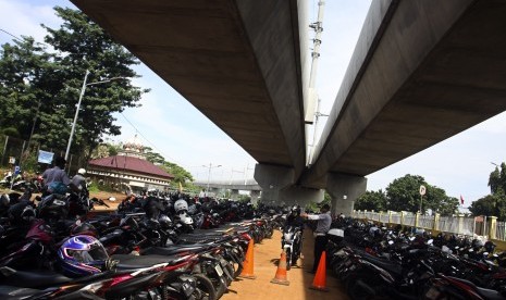 Petugas Dinas Perhubungan mengatur kenaraan di Park and ride Stasiun MRT Lebak Bulus, Jakarta, Kamis (28/3/2019). 