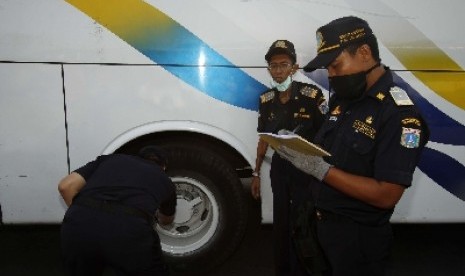  Petugas Dinas Perhubungan mengecek kelayakan pada bus AKAP di Terminal Kalideres, Jakarta.