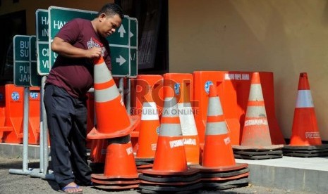   Petugas dinas perhubungan provinsi Jawa Barat mempersiapkan sejumlah rambu-rambu dan pembatas jalan di Jembatan Timbang Tomo, Sumedang, Jawa Barat, Senin (29/7).   (Republika/Prayogi)