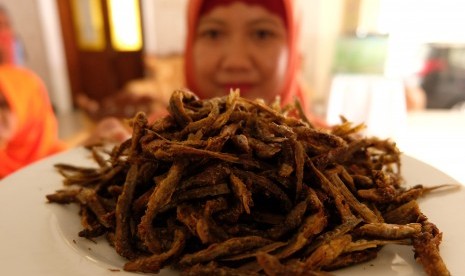 Hidangan ikan uceng (Nemacheilus fasciatus). Pegawai KKP seluruh Indonesia patungan mengampanyekan gemar makan ikan dengan membagikan 15 ribu bungkus nasi ikan setiap hari selama Ramadhan.