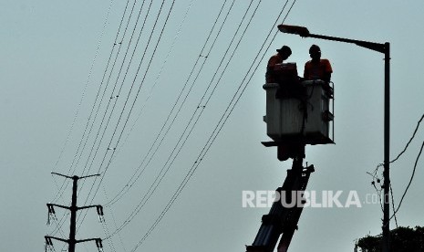 Jumlah PJU di Kota Depok akan Ditambah. Foto: Perbaikan penerangan jalan umum (Ilustrasi)