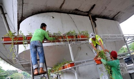  Petugas dinas pertamanan DKI Jakarta memasang tanaman di taman vertikal di kawasan Kalibata, Jakarta, Selasa (17/12).  (Republika/Prayogi)