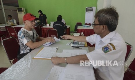 Petugas Dinas Perumahan Rakyat memberikan informasi kepada calon pembeli Rusunami Klapa Village, di Pondok Kelapa, Jakarta Timur, Rabu (7/8/2019). 