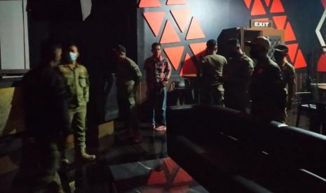 Penertiban Karaoke /Petugas Dinas Satpol PPdan Damkar Kabupaten Semarang saat menertibkan tempat karaoke yang beroperasi di atas ketentuan jam operasional daerah PPKM level 2, di kawasan bandungan, Kabupaten emarang, Rabu (6/10) malam.