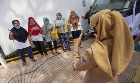 Petugas mendata pekerja pabrik rokok di salah satu pabrik rokok, Kabupaten Batang, Jawa Tengah, Senin (25/7/2022) (ilustrasi).