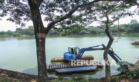 Petugas Dinas Sumber Daya Air (SDA) menggunakan alat berat untuk mengeruk di Waduk Tiu, Cipayung, Jakarta Timur, Kamis (30/9/2021). Dinas Sumber Daya Air mengeruk dan menyodet sepanjang 13 meter dari Waduk Tiu ke Kali Cipinang menuju Kali Sunter guna mengantisipasi banjir di wilayah Cipinang Melayu.