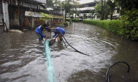 Banjir di Kemang Mulai Surut. Petugas Dinas Tata Air mengoperasikan mesin penyedot air saat banjir melanda di kawasan Kemang, Jakarta. 