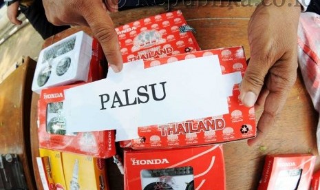 Petugas Dirjen Hak Kekayaan Intelektual (Haki) menunjukkan sejumlah barang bajakan di Tangerang, Banten, Rabu (25/4). (Aditya Pradana Putra/Republika)