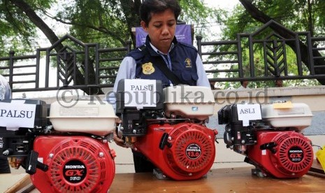 Petugas Dirjen Hak Kekayaan Intelektual (Haki) menunjukkan sejumlah barang bajakan di Tangerang, Banten, Rabu (25/4).  (Aditya Pradana Putra/Republika)