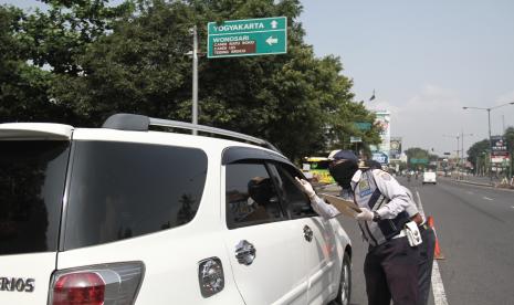 Petugas Dishub DI Yogyakarta melakukan pengawasan kendaraan saat operasi pengawasan kendaraan di perbatasan DI Yogyakarta - Jawa Tengah di Prambanan, Sleman, DI Yogyakarta. Ilustrasi