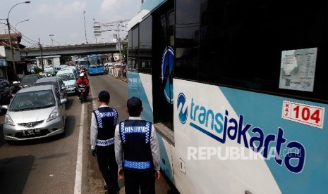 Petugas Dishub DKI Jakarta melakukan sterilisasi jalur TransJakarta koridor V di kawasan Kampung Melayu-Matraman, Jakarta Timur, Senin (13/6). (Republika/Raisan Al Farisi)