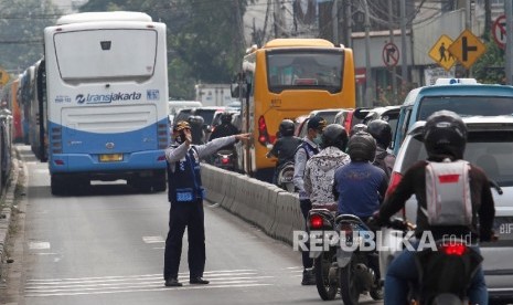 Petugas Dishub DKI Jakarta melakukan sterilisasi jalur TransJakarta koridor V di kawasan Kampung Melayu-Matraman, Jakarta Timur, Senin (13/6).