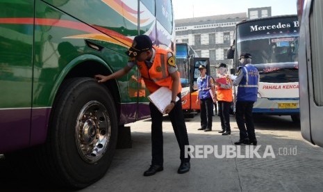 Petugas Dishub melakukan pengecekan fisik terhadap bus di Terminal Rawamangun, Jakarta. (Ilustrasi)