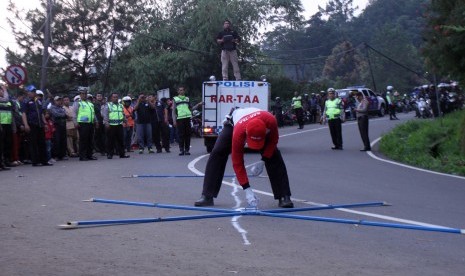 Petugas Ditlantas Polda Jabar melakukan olah tempat kejadian perkara (TKP) kecelakaan beruntun di Jalan Puncak, Ciloto, Cipanas, Cianjur, Jawa Barat, Ahad (30/4). 