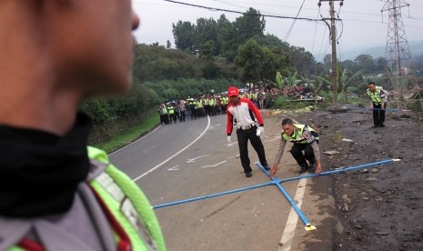 Petugas Ditlantas Polda Jabar melakukan olah tempat kejadian perkara (TKP) kecelakaan beruntun di Jalan Puncak, Ciloto, Cipanas, Cianjur, Jawa Barat, Ahad (30/4). 