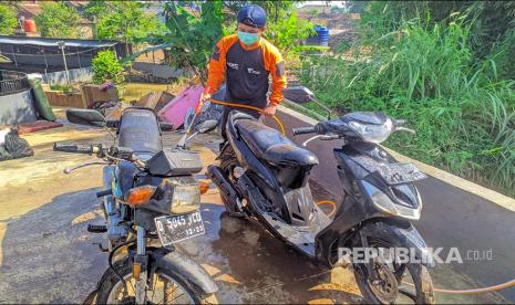 Petugas DMC Dompet Dhuafa membantu korban longsor dan banjir di Kabupaten Cianjur dan Kabupaten Bandung.