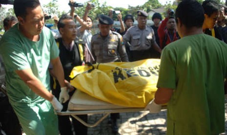 Petugas Dokkespol mengeluarkan kantong berisi jenazah terduga teroris yang tiba di RS Bhayangkara Polda Jatim, Surabaya, Senin (22/7). Detasemen Khusus (Densus) 88 Antiteror Polri menembak mati dua terduga teroris bernama Dayat dan Riza yang merupakan angg