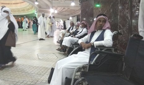 Petugas dorong kursi roda resmi di Masjid al-Haram