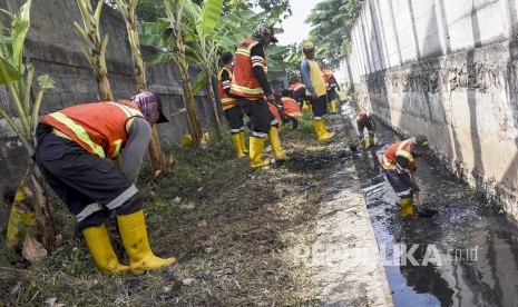 (ILUSTRASI) Petugas membersihkan sampah di saluran air wilayah Kota Bandung.