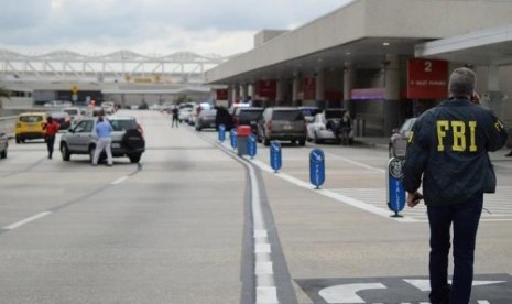 Petugas FBI di luar terminal setelah penembakan di lokasi pengambilan bagasi Bandara Internasional Fort Lauderdale-Hollywood di Florida, 6 Januari 2017.