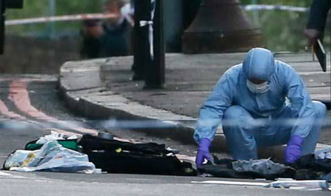 Petugas forensik dari kepolisian sedang melakukan pengamatan di lokasi tempat seorang pria dibunuh di Woolwich, London Tenggara. 