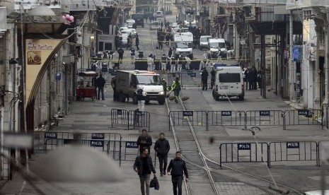 Petugas forensik kepolisian Turki melakukan inspeksi di kawasan pusat perbelanjaan dan keramaian di tengah kota Istanbul tempat bom bunuh diri sebelumnya meledak, Sabtu (19/3).