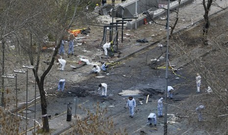 Petugas forensik melakukan olah lokasi ledakan bom bunuh diri di Ankara, Turki, Senin (14/3). 