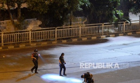 Petugas forensik memeriksa lokasi sekitar kejadian ledakan bom di terminal Kampung Melayu, Jakarta, Kamis (25/5) dini hari.