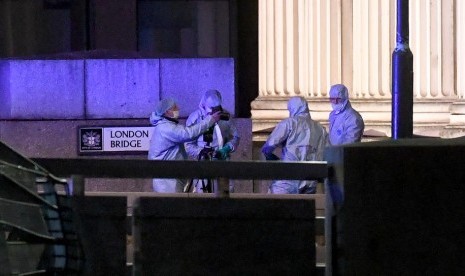 Petugas forensik memeriksa lokasi terjadinya penikaman di London Bridge, Jumat (29/11). Serangan mengakibatkan dua orang meninggal dan tiga lainnya terluka.