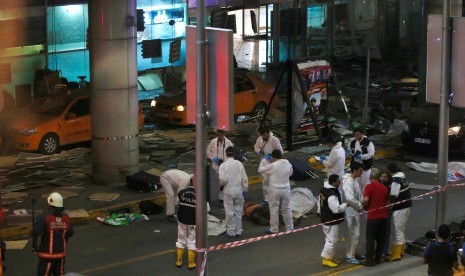 Petugas forensik menyisir lokasi bekas ledakan bom di Bandara Ataturk, Rabu (29/6).