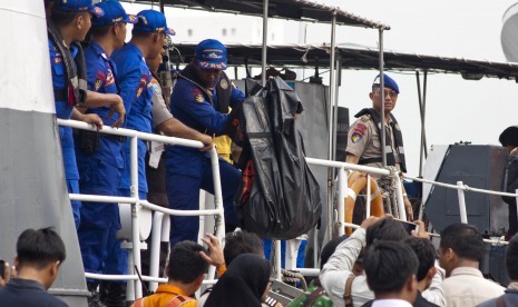 Petugas gabungan Basarnas dan Polri mengevakuasi jenazah awak pesawat Lion Air JT 610 di posko Basarnas, Terminal JICT 2, Pelabuhan Tanjung Priok, Jakarta, Selasa (30/10/2018). 