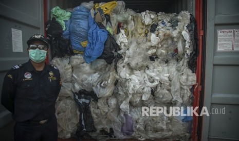 Petugas gabungan Bea dan Cukai, Kementerian Lingkungan Hidup, Kementerian Perdagangan dan Polri mengecek sampah plastik yang mengandung limbah berbahaya dan beracun (B3) sebelum diangkat ke atas kapal untuk di re-ekspor ke negara asal di Pelabuhan Batu Ampar, Batam, Kepulauan Riau, Senin (29/7/2019).