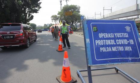 Petugas gabungan berjaga saat penyekatan larangan mudik lebaran 2021 di perbatasan pos pemeriksaan sekitar Pasar Jumat, Lebak Bulus, Jakarta, Rabu (12/5/2021). Pemerintah melalui Satuan Tugas (Satgas) Covid-19 menerbitkan Surat Edaran (SE) Nomor 13 Tahun 2021 tentang Peniadaan Mudik Hari Raya Idul Fitri Tahun 1442 Hijriah dan Upaya Pengendalian Penyebaran COVID-19.