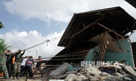 Petugas gabungan bersama relawan membersihkan puing bangunan yang berbahaya, akibat gempa tektonik dangkal dengan kekuatan 4,4 SR pada kedalaman 4 Kilometer, di Desa Kertosari, Kalibening, Banjarnegara, Jateng, Kamis (19/4).