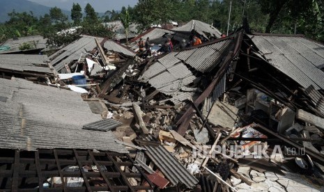 Petugas gabungan bersama relawan membersihkan puing bangunan yang berbahaya, akibat gempa tektonik dangkal dengan kekuatan 4,4 SR pada kedalaman 4 Kilometer, di Desa Kertosari, Kalibening, Banjarnegara, Jateng, Kamis (19/4). 