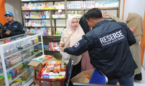 Petugas gabungan dari Dinas Kesehatan, Dinas Perindustrian dan Perdagangan Aceh Barat serta personel kepolisian Polres Aceh Barat melakukan inspeksi mendadak (sidak) apotek di Meulaboh, Aceh Barat, Aceh, Sabtu (22/10/2022). Sidak tersebut dilakukan untuk menindaklanjuti rilis BPOM terkait obat-obatan dalam bentuk cair/sirup yang mengandung Etilen Glikol dan Dietilen Glukol berbahaya yang berdampak terhadap penyakit gangguan gagal ginjal akut progresif atipikal pada anak.