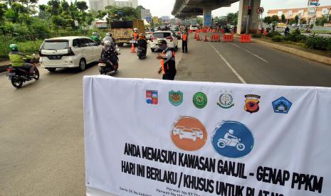 Petugas gabungan dari Dishub Kota Bogor, Polresta Bogor Kota, Satpol PP Kota Bogor, dan Kodim 0606/Kota Bogor mengatur kendaraan bermotor yang sesuai dengan plat nomor ganjil saat pemberlakuan aturan ganjil-genap di Pos Sekat Simpang Yasmin, Kota Bogor, Jawa Barat, Sabtu (13/2/2021). Pemerintah Kota Bogor memberlakukan sanksi denda administratif untuk pelanggar aturan ganjil-genap sebesar Rp50 ribu hingga Rp250 ribu dengan tujuan agar masyarakat mematuhi protokol kesehatan pencegahan penularan COVID-19.