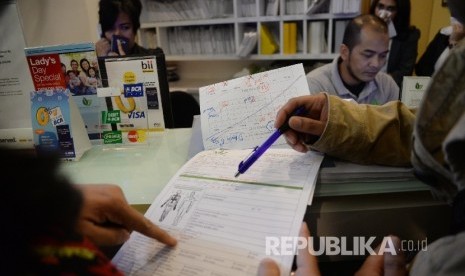 Petugas gabungan dari Imigrasi, dan Dinas Kesehatan Jakarta Selatan melakukan razia praktek tenaga medis asing di Klinik Chiropractic Indonesia di Gandaria City, Jakarta Selatan, Senin (11/1).  (Republika/ Yasin Habibi)