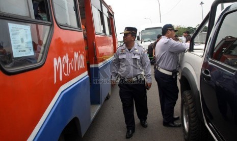  Petugas gabungan dari Kepolisian dan Dinas Perhubungan DKI Jakarta melakukan razia kendaraan umum di Jembatan Layang Klender, Jakarta Timur, Selasa (12/11). (Republika/Yasin Habibi)