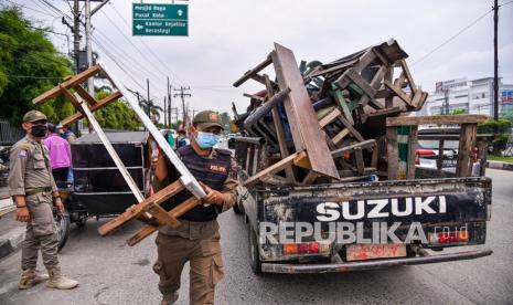 Petugas mengangkut kursi dan meja milik PKL yang melanggar peraturan. Pemkot Medan bakal mengatur zonasi PKL demi kenyamanan maupun estetika.