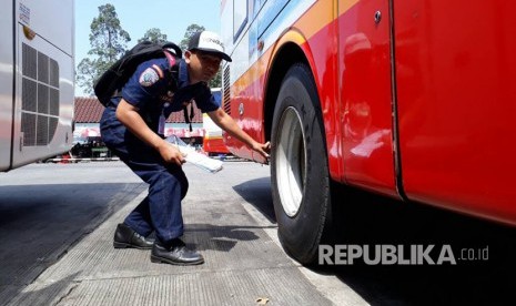 Petugas Dinas Perhubungan Kota Tangerang melakukan uji kelayakan bus. (ilustrasi)