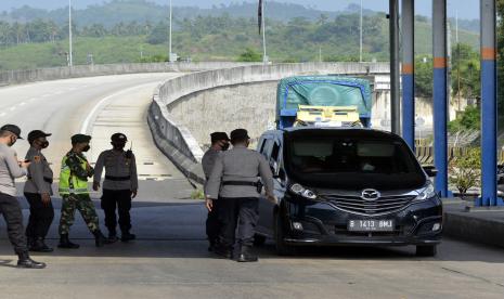 Petugas gabungan dari Polri, TNI, Dishub dan Sat Pol PP memberhentikan dan memeriksa kendaraan yang akan melakukan perjalanan menggunakan kapal ferry di Pelabuhan Bakauheni Lampung Selatan, Lampung, Sabtu(8/5/2021). Pemeriksaan dan penyekatan kendaraan dilakukan di pintu masuk Pelabuhan Bakauheni sebagai upaya meminimalisir penyebaran COVID-19 sekaligus penerapan pemberlakuan pelarangan mudik lebaran mulai tangal 6-17 Mei 2021.