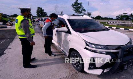 Petugas gabungan dari PT Hutama Karya, Kepolisian dan TNI melakukan menggelar Operasi Mengantuk (microsleep) dan Kelayakan Kendaraan di KM 172 ruas tol Terbanggi Besar Pematang Panggang, Kayu Agung (Terpeka) Kabupaten Tulangbawang, Lampung, Sabtu (23/9/2021). Petugas gabungan melakukan operasi tersebut untuk menghimbau para pengemudi yang melintas di jalur tol untuk beristirahat di rest area ketika sudah mengantuk saat berkendara di ruas tol guna menekan angka kecelakaan di Jalan Tol Trans Sumatera (JTTS) Lampung. 