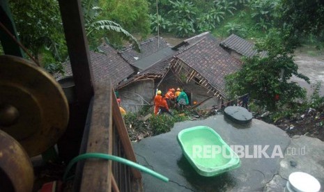 Longsor terjadi di rumah warga diduga akibat hujan yang terus menerus dan letak tanahnya di kemiringan pinggir sungai.