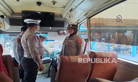 Petugas gabungan dari Satlantas Polres Indramayu dan Dishub Indramayu melakukan ramp chek kendaraan di Terminal Indramayu, Rabu (12/2/2025). 