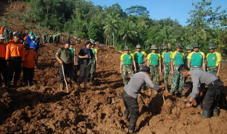 Petugas gabungan dari TNI, BASARNAS, Polri dan relawan melanjutkan pencarian korban longsor di Dusun Caok, Loano, Purworejo, Jawa Tengah, Selasa (21/6). 