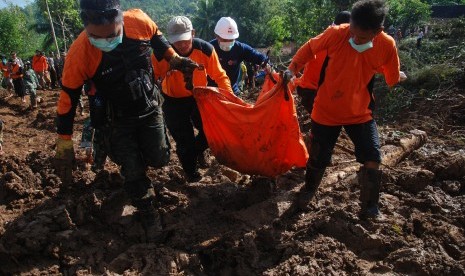 Petugas gabungan dari TNI, BASARNAS, Polri, relawan dan warga membawa kantong jenazah berisi korban tanah longsor di Caok, Loano, Purworejo, Jawa Tengah, Selasa (21/6). 