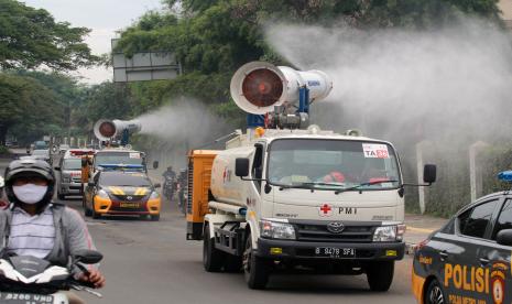 Petugas gabungan dari TNI, Polri , dan Palang Merah Indonesia (PMI) dengan menggunakan mobil gunners spraying melakukan penyemprotan cairan disinfektan di kawasan Serpong, Tangerang Selatan, Banten, Sabtu (2/5/2020). PMI bersama TNI dan Polri mengerahkan 3 unit mobil gunner spraying berkapasitas 5.000 liter untuk melakukan penyemprotan cairan disinfektan di sejumlah wilayah Kota Tangerang Selatan yang menjadi daerah penyangga Ibu Kota dan juga daerah penyangga lainnya seperti Bekasi dan Depok sebagai upaya pencegahan mewabahnya COVID-19 . 